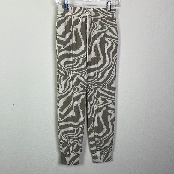 LAST ONE!!!  NWT Gilli lightweight animal print joggers women’s S - Picture 1 of 11
